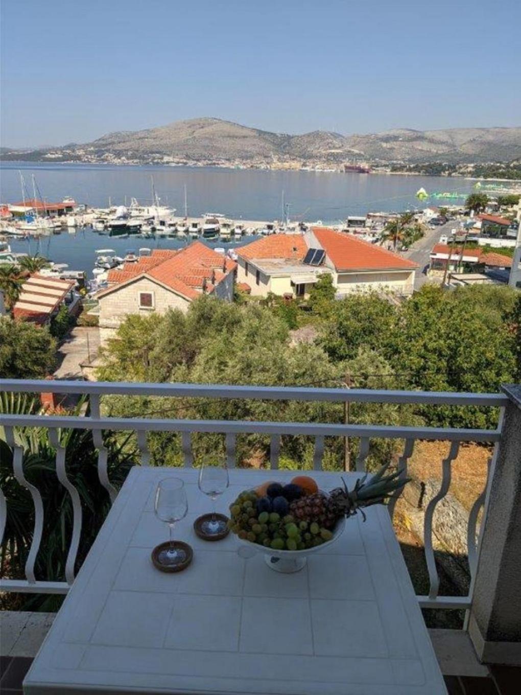 Apartments Biserka - 50 M From Beach Trogir Extérieur photo