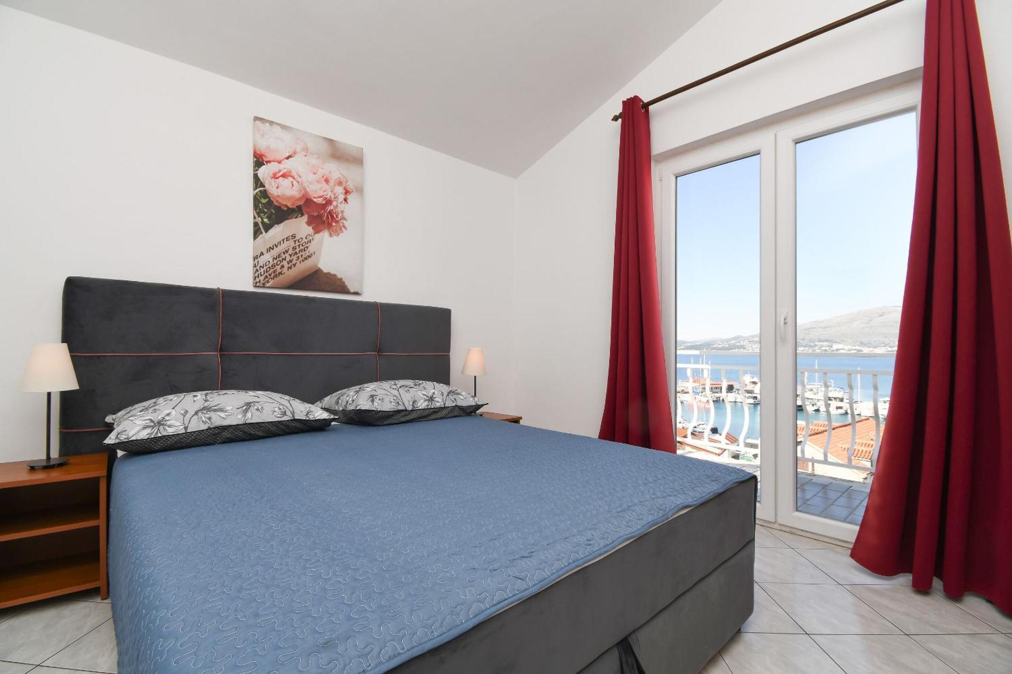 Apartments Biserka - 50 M From Beach Trogir Extérieur photo
