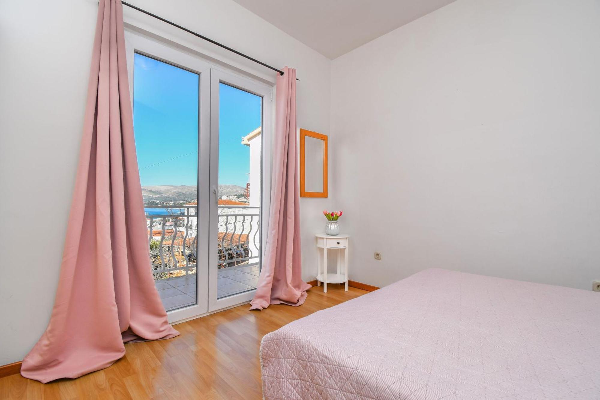 Apartments Biserka - 50 M From Beach Trogir Extérieur photo
