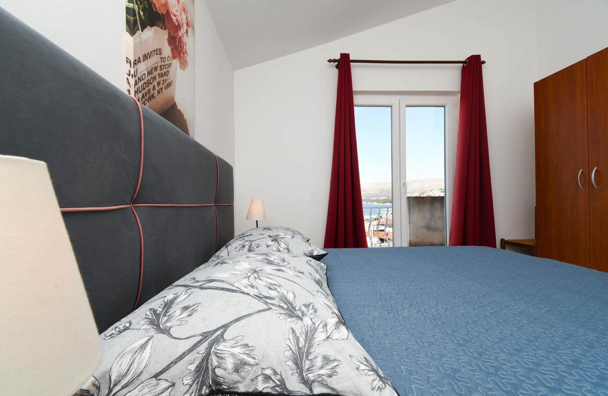 Apartments Biserka - 50 M From Beach Trogir Extérieur photo